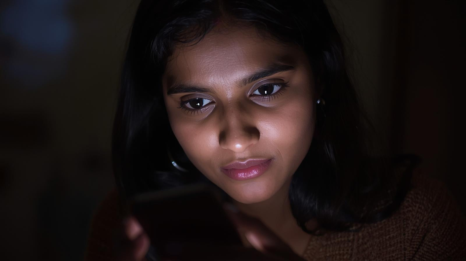 Tech Neck and Wrinkles: How Screens Are Ageing Your Neck